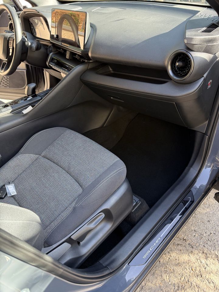 Toyota C-HR, place passager après le nettoyage de Wash'Auto 72 : moquette et siège propres