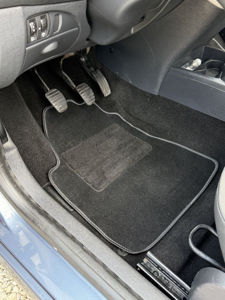 citadine Renault, pédalier après le nettoyage de Wash'Auto 72 : tapis et moquette propres