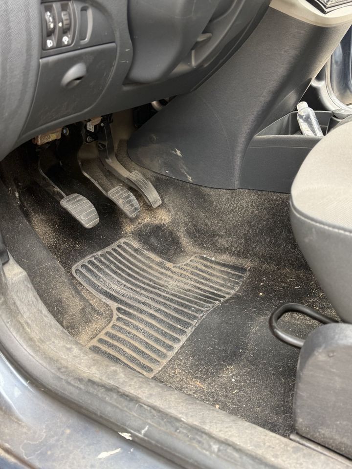 citadine Renault, pédalier avant le nettoyage : tapis et moquette couverts de terre