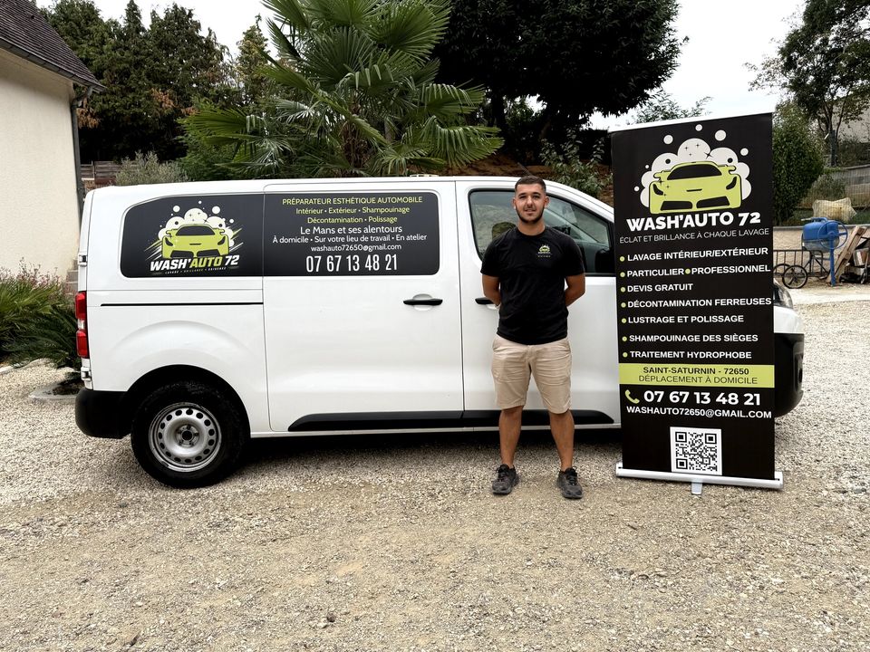 Mathis Lebegue devant son utilitaire Wash’Auto 72 et son kakémono